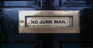 Brevkasse med "no junk mail" på